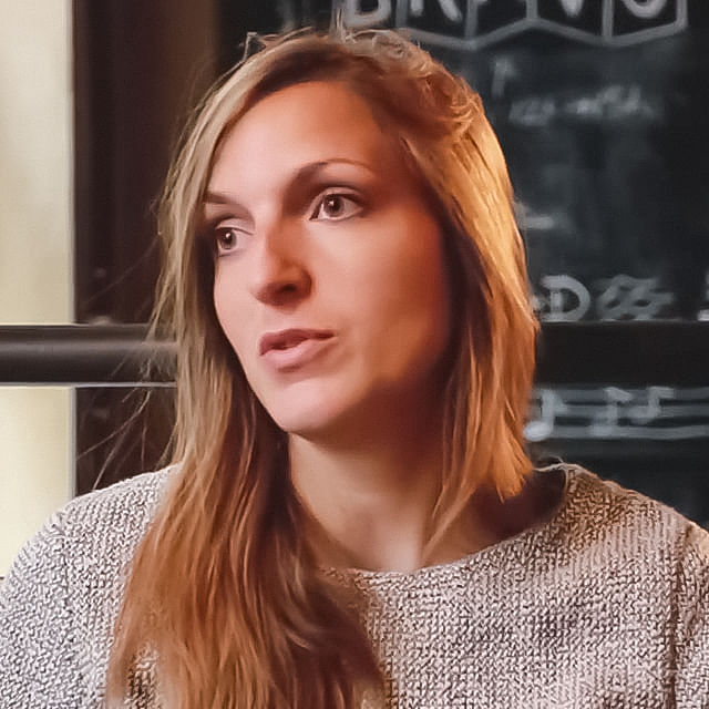 Delphine Leriche holding a testimonial